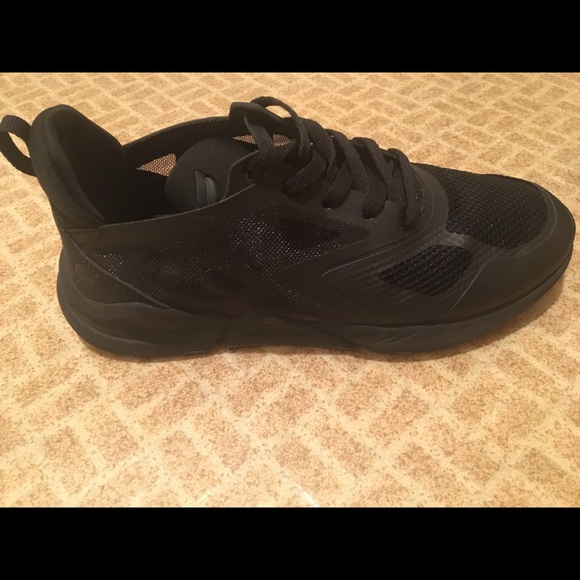 Black fabletics tennis shoes - Picture 1 of 2